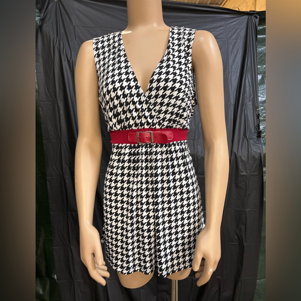 Black and White Sleeveless V-Neck Sheath Top